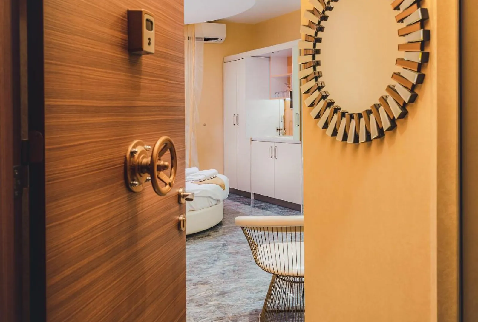 Hidden Bank: Pearls Hotel Plovdiv Love hotel